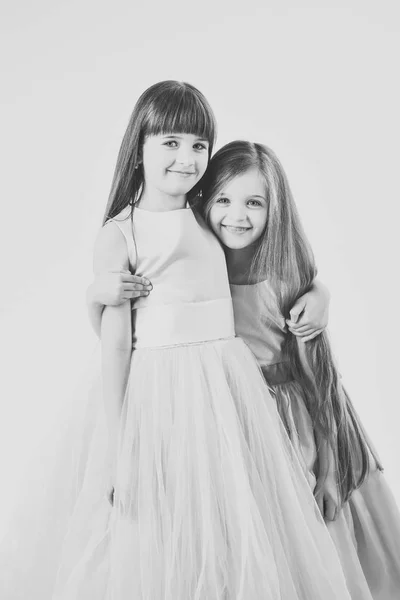 Porträtt av två flickor av flickvänner — Stockfoto