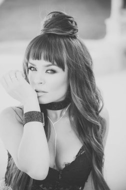 Kız ya da kadın dudaklarına dokunmadan uzun esmer saçlı