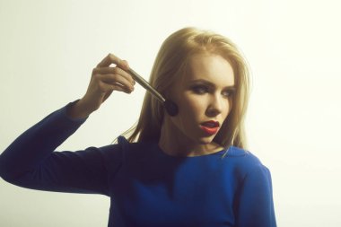 Kırmızı dudaklar toz yüz fırça ile uygulayarak kadınla