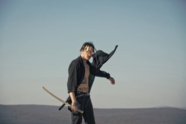 Gövde olan dreadlocks ve açık elbiseler gösterilen savaşçı dövme