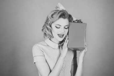 Siber Pazartesi, retro hediye kadınla