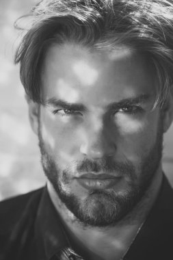 tıraşsız yüzü ve sakal ile berber.