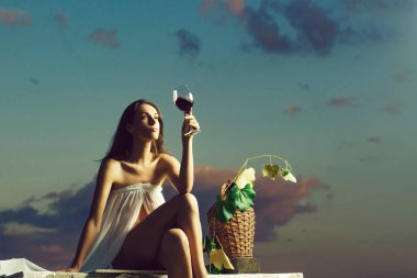 gökyüzü üzerinde şarap ile güzel kadın