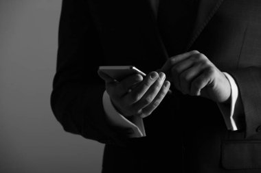 Erkek el cep telefonu veya smartphone kullanarak