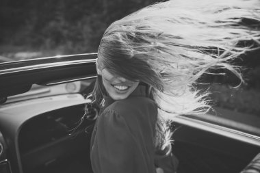 İş gezisi veya komut verme, mutlu kız sürücü.