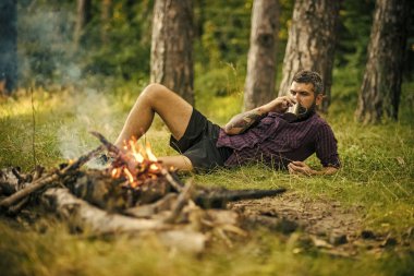 Adam Gezgin kamp ateşi alev, çay içmek