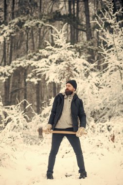 Adam oduncu balta ile termal ceketli.