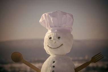 Yeni yıl kardan adam aşçı şapkalı.