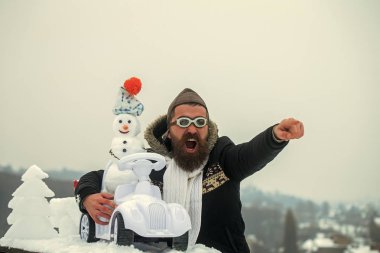 Kış manzara üzerinde heyecanlı hipster