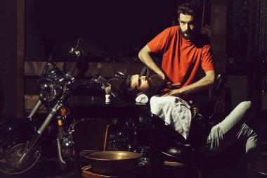 Kuaför adama sakal tıraş