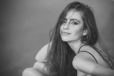 Güzellik makyaj yüzünde gülümseme ile genç kadın