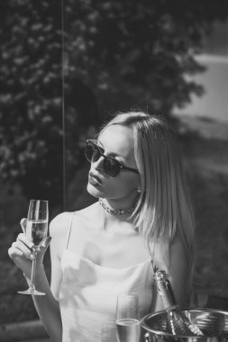 Şehvetli kırmızı dudaklar kadınla içki şampanya açık kafe