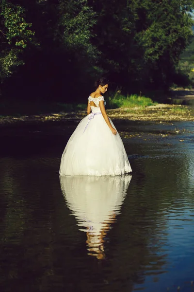 Bonita novia en el agua — Foto de Stock