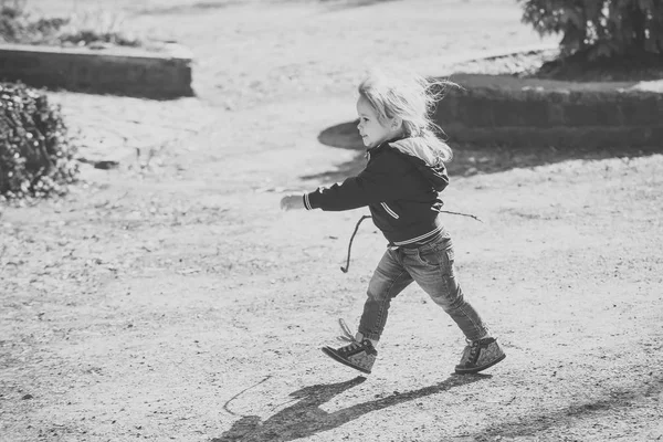 Bebé niño en chaqueta azul y pantalones vaqueros caminar con palo —  Fotos de Stock