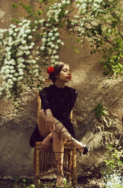 orangery siyah elbiseli genç güzel kadın