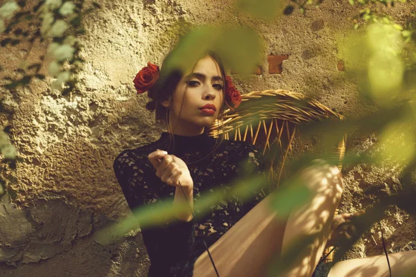 Siyah elbiseli kadın genç güzel