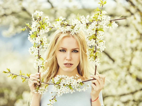 Våren, flicka med ram av blossom — Stockfoto