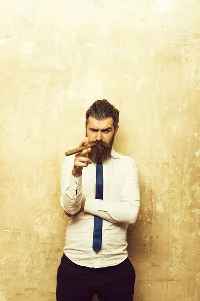 Cigare à l'homme barbu sur le visage sérieux cigare fumant — Photo