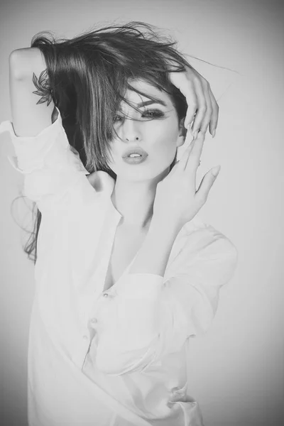 Sensuele vrouw in wit overhemd, mode — Stockfoto