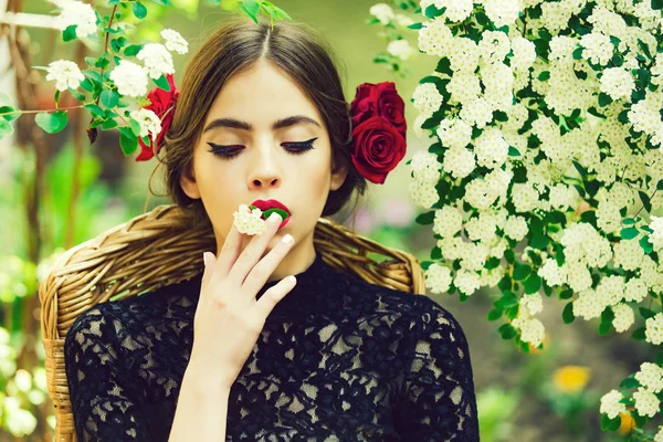 Kız ağzına düşünceli yüzünde beyaz çiçekli — Stok fotoğraf