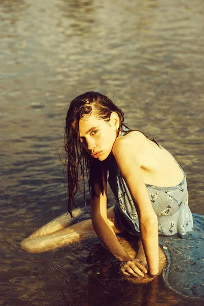 在水中的漂亮女孩 — 图库照片