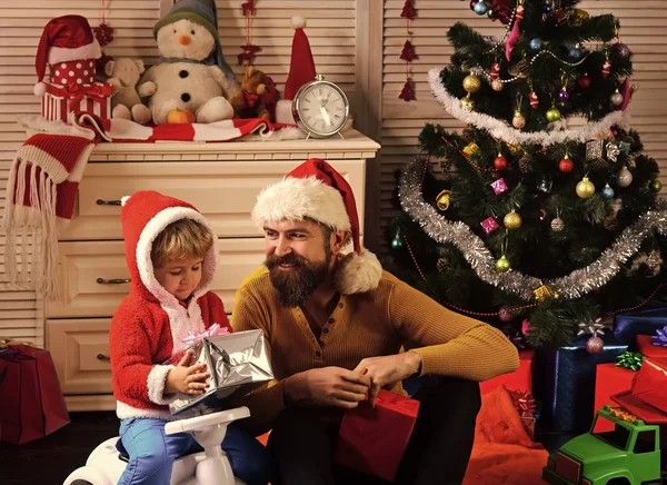 Bonne famille célébrer le nouvel an et Noël. — Photo