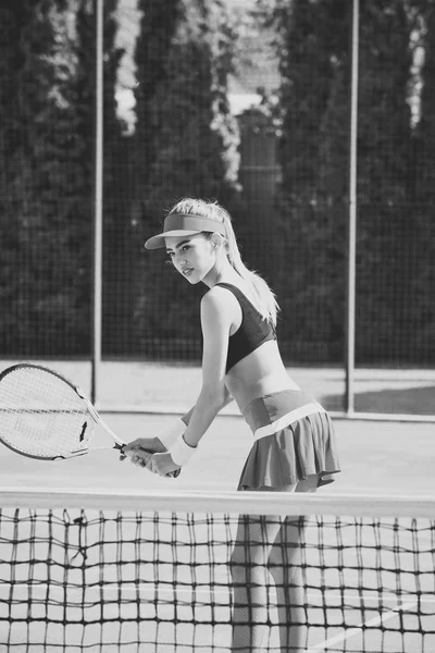 Femme avec raquette de tennis au filet sur pelouse, activité — Photo