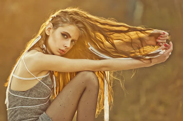 Krásná brunetka, kněžky slunce v etnickém stylu — Stock fotografie