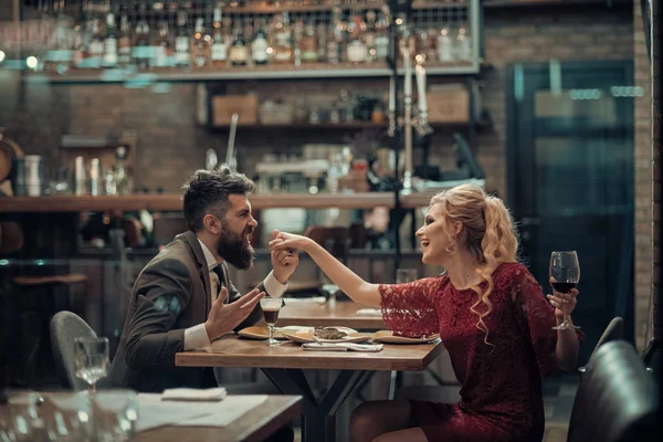 Güzel kadın sevgilisi ile şarap kadehi arayan ayartma. Romantik konuşmayı.