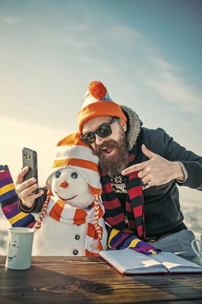 Santa claus άνθρωπος με χιονάνθρωπο σε καπέλο. — Φωτογραφία Αρχείου