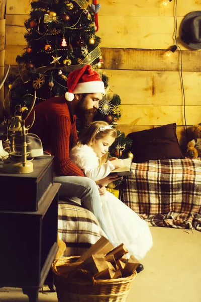 크리스마스 수염 아버지와 독서 하는 여자 — 스톡 사진