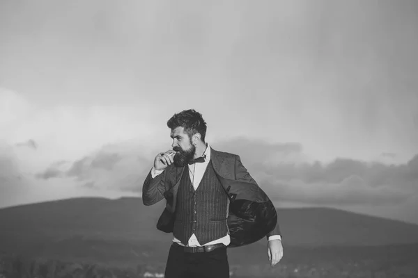 Hipster com aparência elegante na frente do céu dramático, horizonte . — Fotografia de Stock