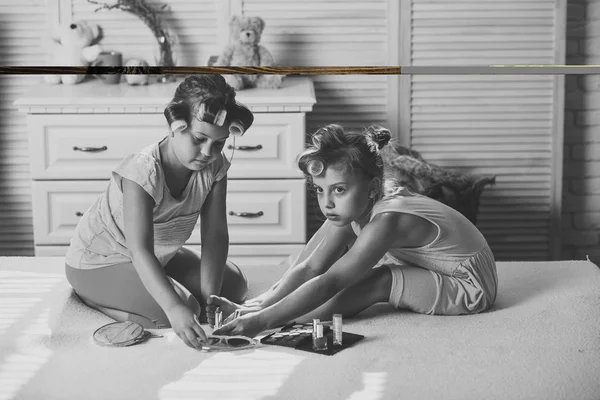 Kislányok a hajcsavarók játszani, a childroom smink — Stock Fotó