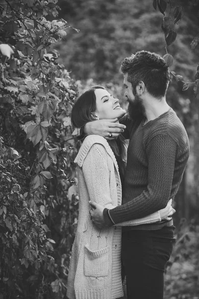 Casal com rostos sorridentes abraçar uns aos outros com ternura . — Fotografia de Stock