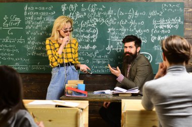 Öğrenciler öğretmen ile düzenli olarak iletişim halindeyiz. Yeşil zemin üzerine okula geri kavram öğretim. Akıl hocası onun çalışma şekli için aşk olması gerekir.