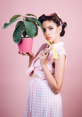 sera işçi veya bahçıvan. kadın moda makyaj ile pin. vintage tarzı güzel bir kız. bahar. retro kadın büyüyen bitkiler. Bahçe. moda saçları Pinup kız. Meslek seçin