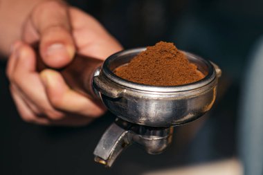 O kim daha güçlü bir kahve gibi. Taze çekilmiş kahve. Barista portafilter elinde tut. Barista espresso içki kafede brews. Kafede kahve yapımında. Bira kahve ekipmanları