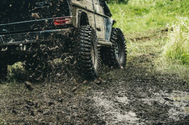 Aşırı yollar öndeki. SUV veya çamur yolda offroader. Araba yarış offroad. Offroad araba içinde hareket. Yüksek hızlı araba sürücü kirli. Kiralık tekerlekler kir sıçramasına bozkır arazide