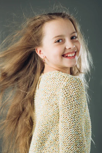 Menina pequena com cabelo comprido. infância de criança feliz. Beleza. Cabeleireiro infantil. Cuidados com a pele e cabelo. Retrato de moda da menina. Quadril e elegante. Beleza funky — Fotografia de Stock