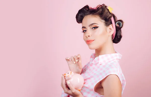 Empréstimo. Dinheiro. Dona de casa. pin up mulher com maquiagem na moda. menina bonita em estilo vintage. mulher retro com caixa de dinheiro. menina pinup com cabelo de moda, espaço de cópia. Muito dinheiro. — Fotografia de Stock