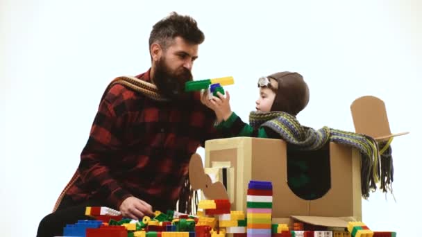 Niño juega con traje de piloto. Niño niño en traje de piloto con juguete avión jugando y soñando. Concepto de poder de niño. Ocio creativo para niños al aire libre . — Vídeos de Stock