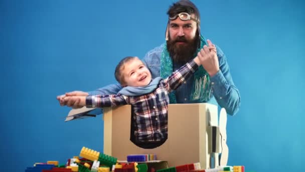 Happy child playing in cardboard box. Travel vacation concept. Cute little kid boy at the airport. Boy on way to his gate of airport. Creative leisure for children outdoors. — Stock Video