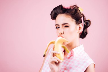 vintage tarzı güzel bir kız. Retro kadın yeme muz. kadın moda makyaj ile pin. moda saçları Pinup kız. muz diyet, kopya alanı. Senin için taze muz