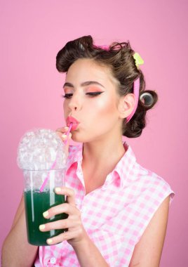 vintage tarzı güzel bir kız. moda saçları Pinup kız. mükemmel ev kadını. kadın moda makyaj ile pin. Retro kadın içki yaz kokteyl. Şu anda yaşayan