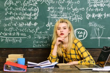 Büyük öğretmenler sadece konu seviyorum ama sevinç öğrencilerle paylaşmayı seviyorum. Öğrenci grubunun önemli bir parçası olduğunu biliyor mu. Güzel arka plan.