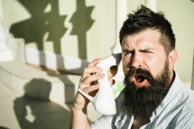 Gelinler ayakkabı çalmak. Sakallı adam ayakkabı ile iyi eğlenceler. Komik adam sakallı moda bayanlar ayakkabı tutun. Kuaför Salonu damat. Kuaför dükkanı veya berber dükkanı. Sakal moda trendi