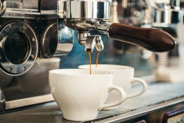 Modern teknoloji mükemmel içki için. Bira kahve espresso makinesi ile. Espresso ile portafilter yapma. Kahvehane demlenmiş kahve. Kahve fincanları. Sıcak kahve hizmet için küçük bardak