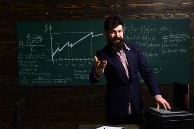 Güzel öğretmen öğrenci ilköğretim okulunda sınıfta yardım. İdeal ortaklık. Matematik eğitim arka plan üzerinde. Konferans. Modern çalışma teknoloji kavramı.