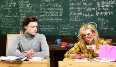 Gülümseyen portresi formal giyim kameraya bakarak at arabasıyla sakallı. ollaboration öğretmen ile öğrenci başarısı için faydalıdır.