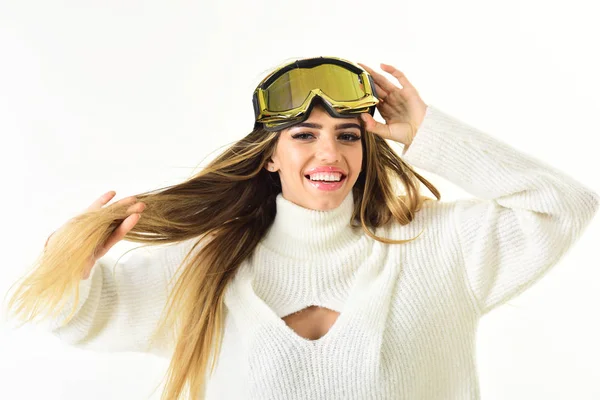 Masz ochotę na zabawę. Szczęśliwy urlop. Ośrodek narciarski i snowboardzie. Sexy kobieta w zimowe ubrania. Ferie zimowe szczęśliwy. Aktywność i sportów zimowych. Buty narciarskie i okulary. Dziewczyna w nosić nart lub snowboardu — Zdjęcie stockowe